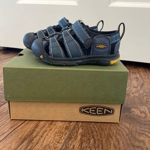 Toddler boy Keens size 6